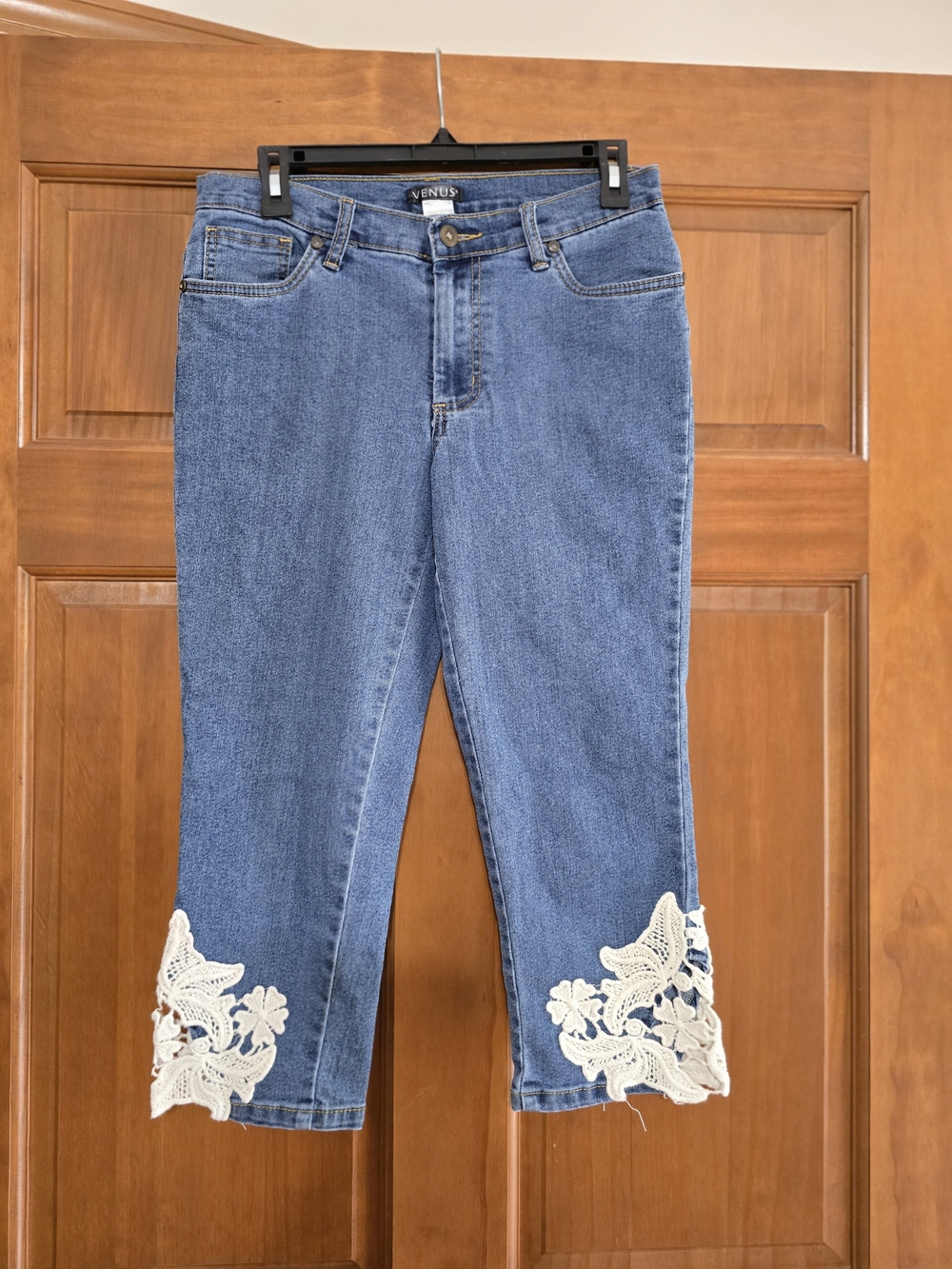 VENUS Blue Cropped Jeans with White Lace Trim